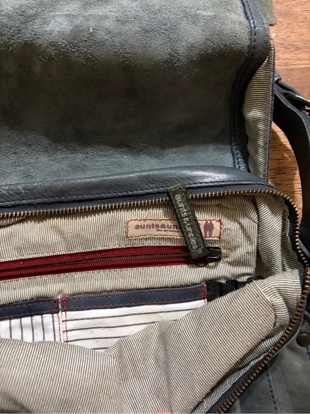 Classic Olive Green Leather Messenger Bag for Men - Picture 5 of 7